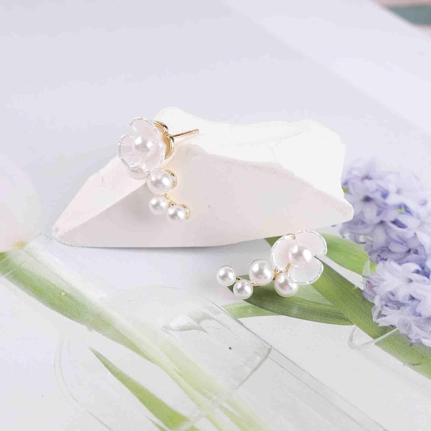 Vintage Pearl Flower Earrings Gold Pearl Dangle Earrings White Flower Stud Earrings Pearl Wedding Drop Earrings Jewelry for Women